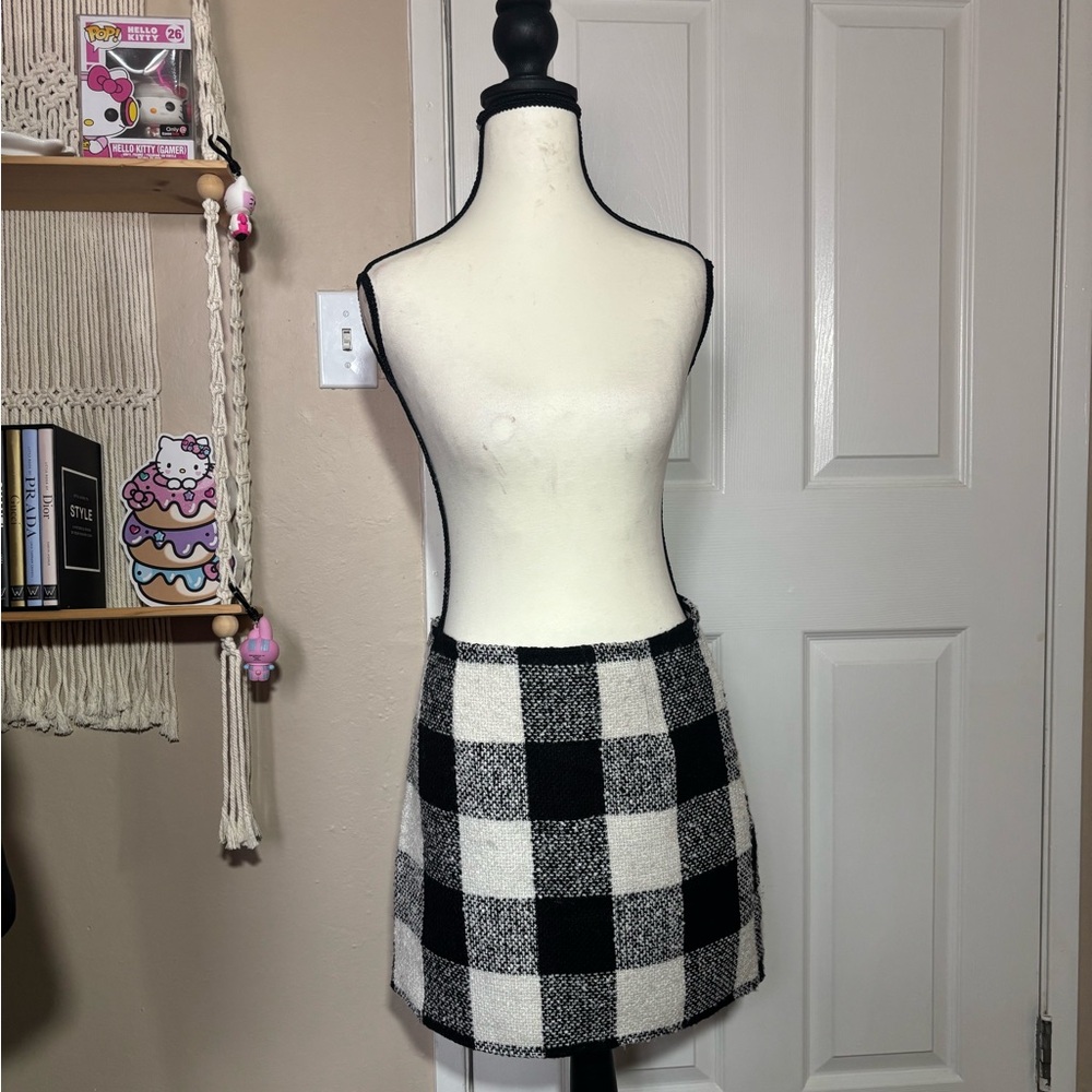 Forever 21 Black and White Tweed mini skirt
